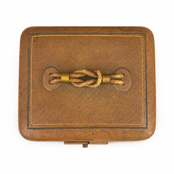 Coffret en cuir et laiton à décor de lacs d'amour – Probable porte-tablier de franc-maçon – France, vers 1890-1910