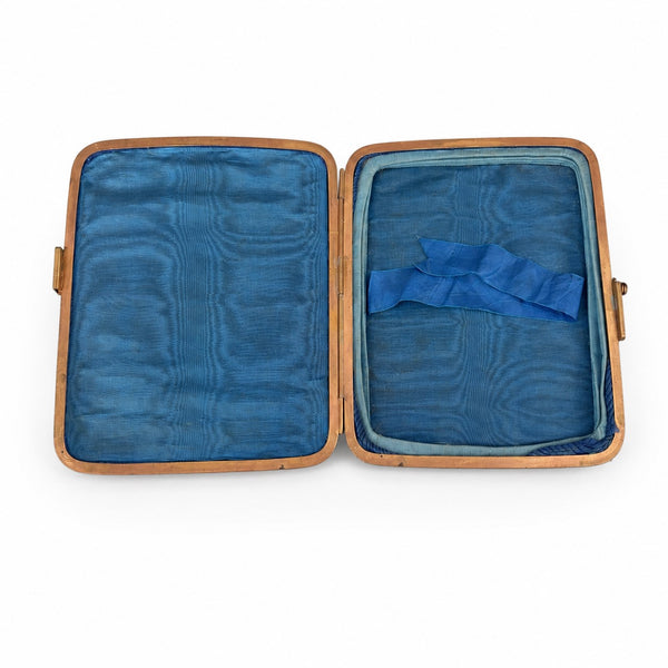 Coffret en cuir et laiton à décor de lacs d'amour – Probable porte-tablier de franc-maçon – France, vers 1890-1910