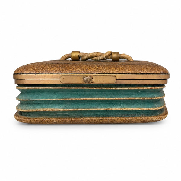 Coffret en cuir et laiton à décor de lacs d'amour – Probable porte-tablier de franc-maçon – France, vers 1890-1910