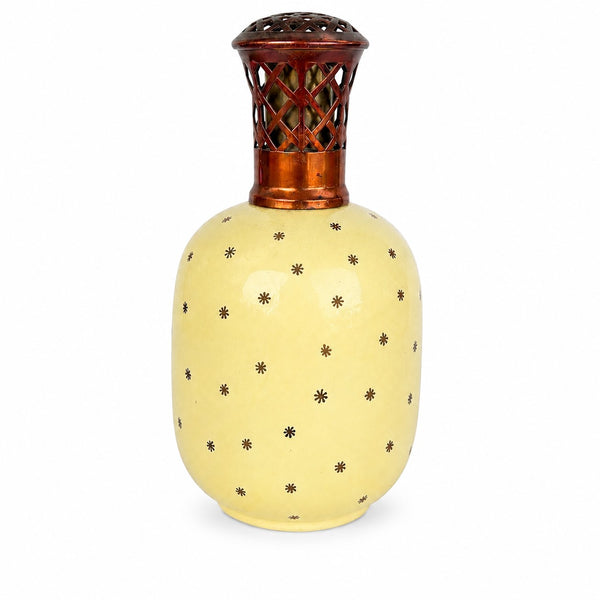Lampe Berger ancienne Saint-Méen en céramique jaune à décor doré – Monture en laiton ajouré – Circa 1930/1940