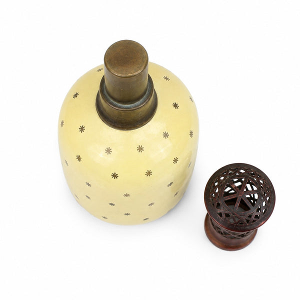 Lampe Berger ancienne Saint-Méen en céramique jaune à décor doré – Monture en laiton ajouré – Circa 1930/1940
