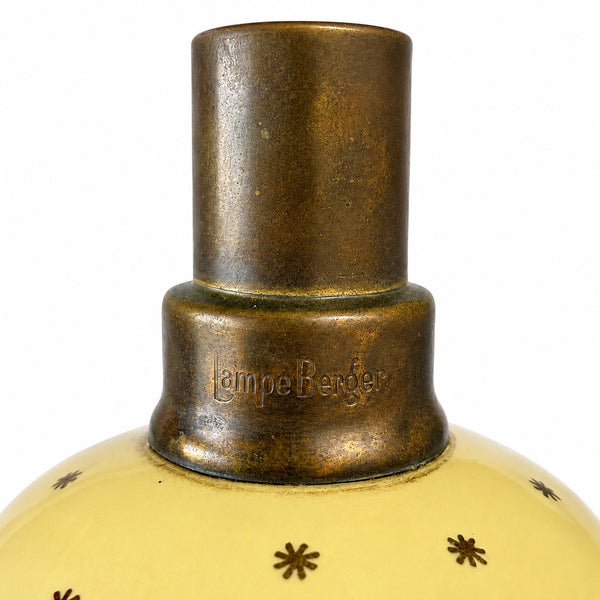 Lampe Berger ancienne Saint-Méen en céramique jaune à décor doré – Monture en laiton ajouré – Circa 1930/1940