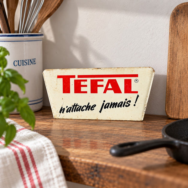 Plaque de présentoir publicitaire ancienne Tefal en tôle lithographiée « n’attache jamais ! »