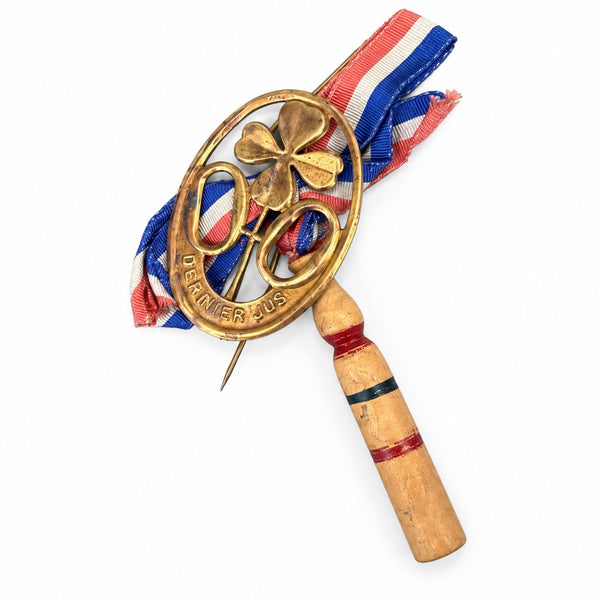 Ancien souvenir de conscrit - insigne de la Quille « DERNIER JUS » à épingle, trèfle à 4 feuilles et ruban tricolore