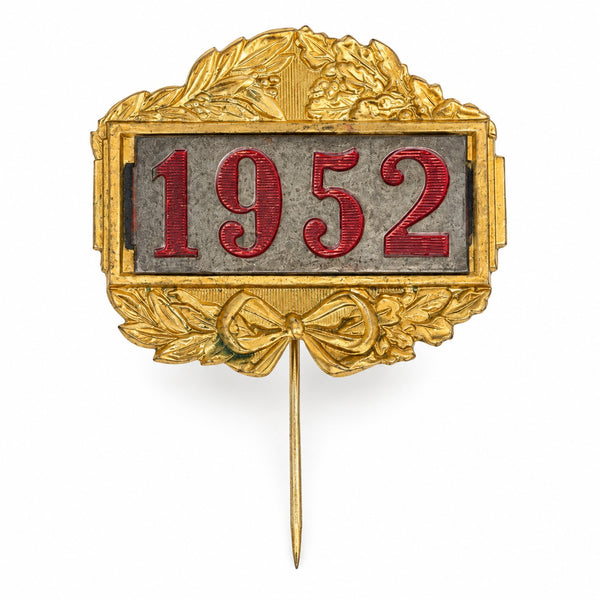 Ancien souvenir de conscrit « 1952 » – insigne, épinglette en métal doré à décor de laurier et ruban