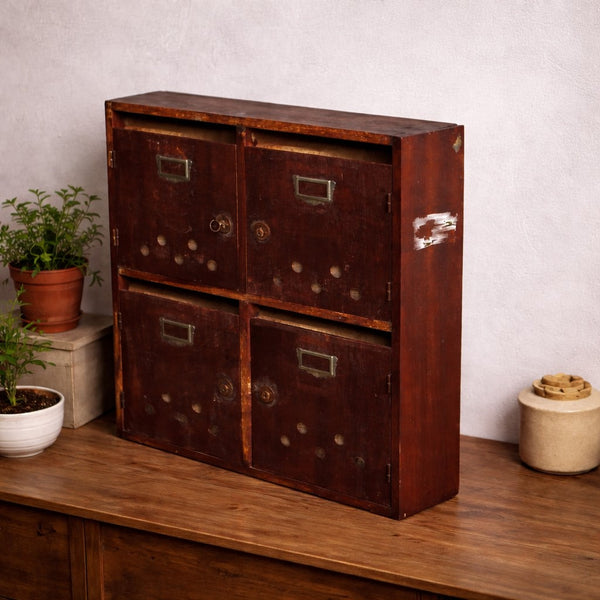 Bloc boîtes aux lettres ancien d'immeuble – 4 compartiments en bois