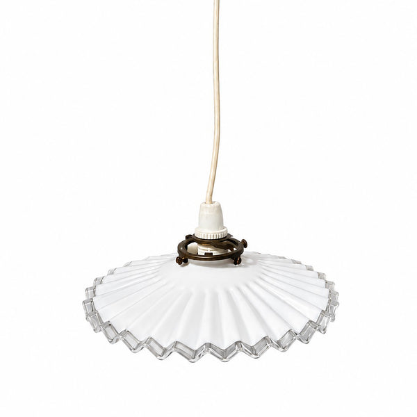 Suspension ancienne en verre opalin plissé à bord ondulé – diamètre env. 25 cm