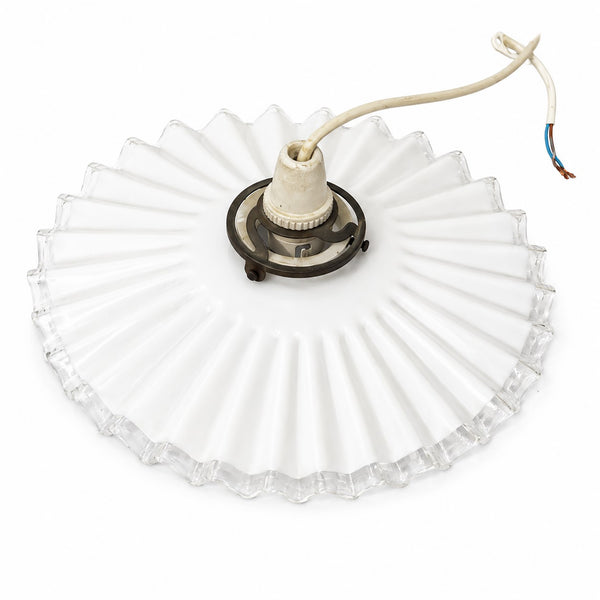 Suspension ancienne en verre opalin plissé à bord ondulé – diamètre env. 25 cm