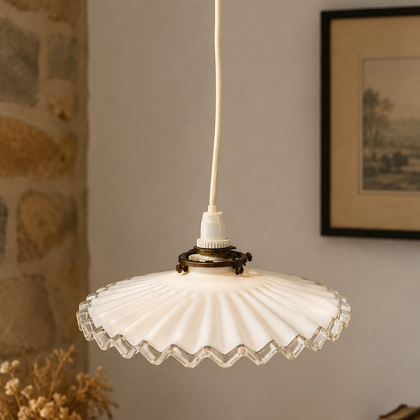 Suspension ancienne en verre opalin plissé à bord ondulé – diamètre env. 25 cm