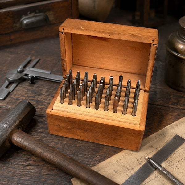 Ancien coffret de 45 rivoirs d'horlogerie en acier – Outillage d'horloger