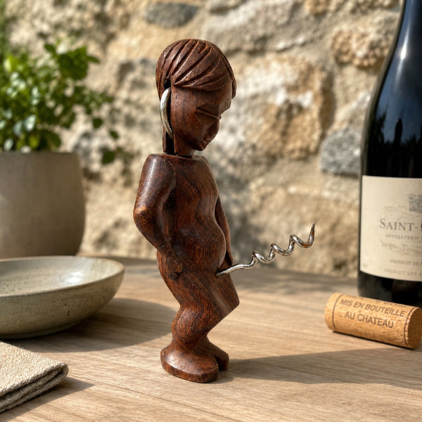 Tire-bouchon figuratif vintage « pisseur » en bois sculpté – Eugène Volynkine