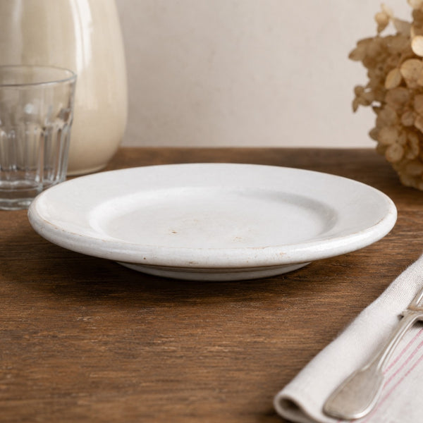 Assiette ancienne en faïence blanche épaisse Ø 20,5 cm – Creil et Montereau, fin XIXe siècle