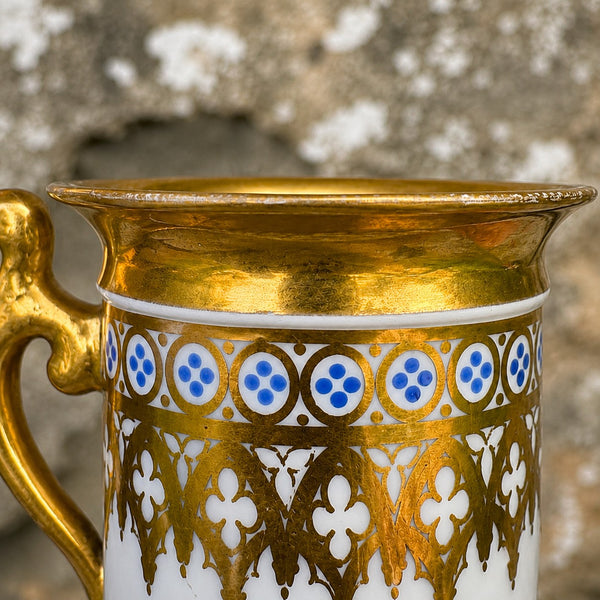 Tasse et sa soucoupe en porcelaine de Paris décor néogothique doré – époque XIXe siècle