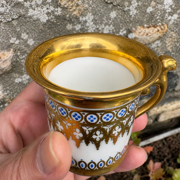 Tasse et sa soucoupe en porcelaine de Paris décor néogothique doré – époque XIXe siècle