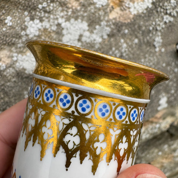 Tasse et sa soucoupe en porcelaine de Paris décor néogothique doré – époque XIXe siècle