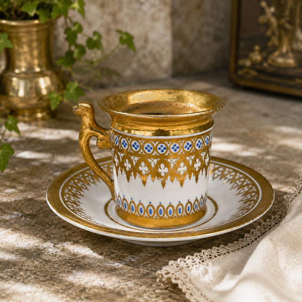 Tasse et sa soucoupe en porcelaine de Paris décor néogothique doré – époque XIXe siècle
