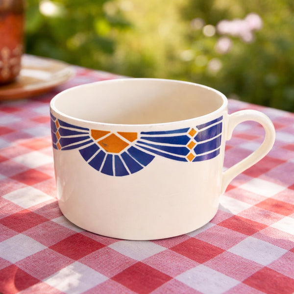 Grosse tasse ancienne Badonviller modèle Saint-Gabriel – décor géométrique bleu et orange