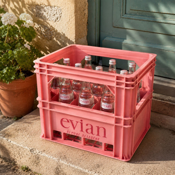 Casier à bouteilles publicitaire Evian vide en plastique rose 12 litres de 1969