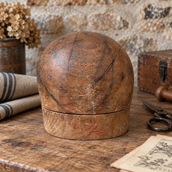 Forme à chapeau ancienne en bois patiné – moule de modiste / chapelier