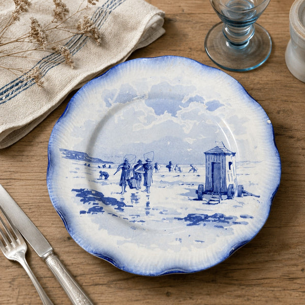 Assiette plate ancienne en faïence de Sarreguemines modèle Marines (1890-1918)
