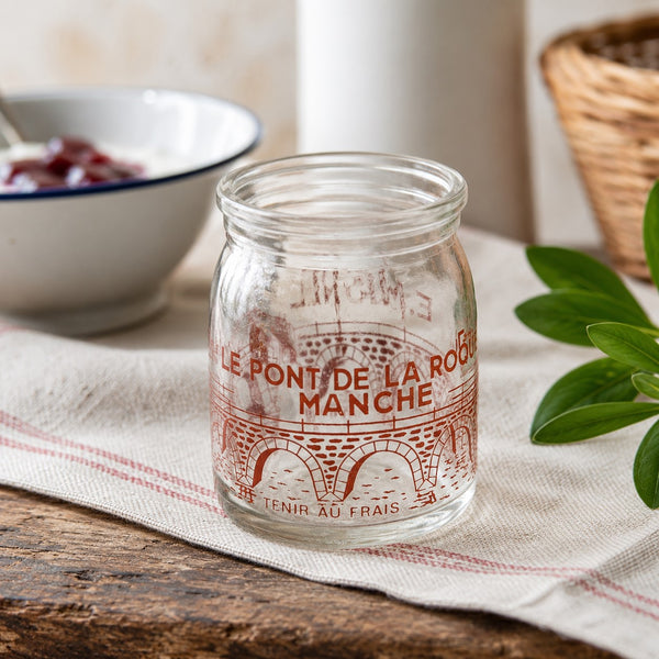 Pot à yaourt ancien Le Pont de la Roque Manche 14 cl – E. Paisnel – Verre sérigraphié
