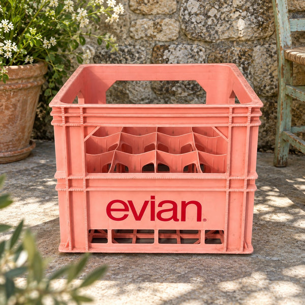 Casier / caisse à bouteilles ancien Evian en plastique rose