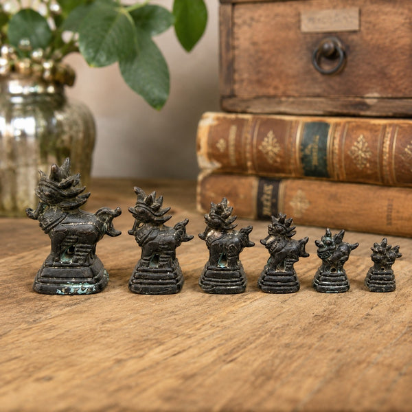 Ensemble de 6 poids de balance zoomorphes en bronze – Créatures de type Qilin – Birmanie (Myanmar)