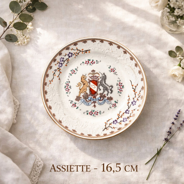 Service à dessert en porcelaine – Maison Samson – 1 plat 29 cm + 5 assiettes canapé 16,5 cm – décor blason & branchages floraux