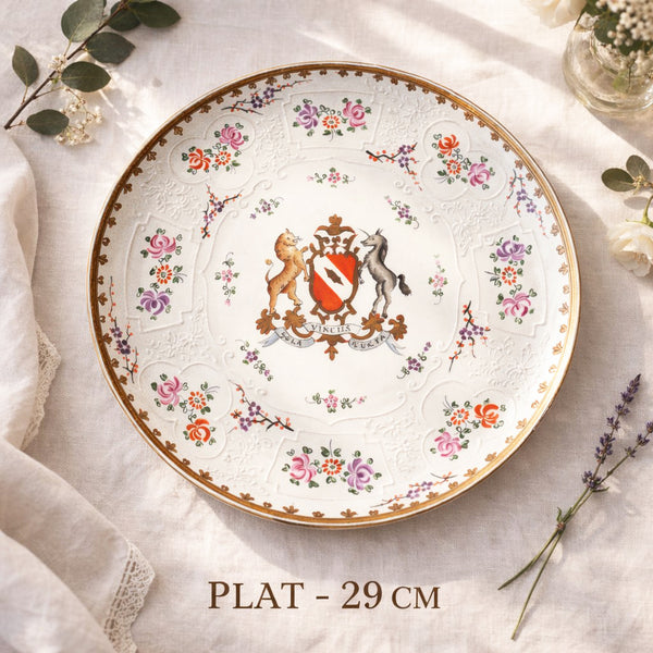 Service à dessert en porcelaine – Maison Samson – 1 plat 29 cm + 5 assiettes canapé 16,5 cm – décor blason & branchages floraux