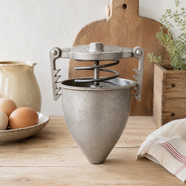 Ancien moule à jambonneau de charcutier en aluminium avec presse à ressort