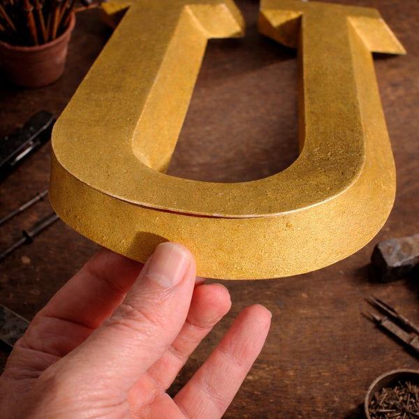 Ancienne lettre "U" en zinc – Enseigne de magasin début XXe siècle - 25,5 cm