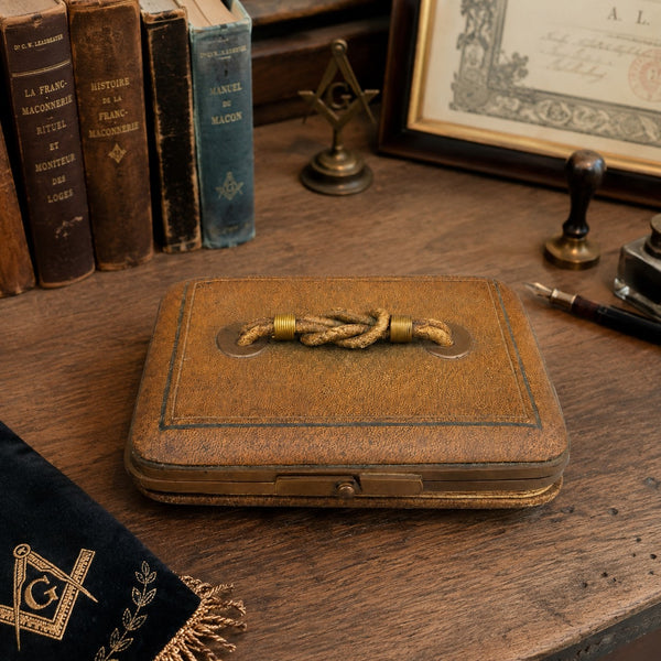 Coffret en cuir et laiton à décor de lacs d'amour – Probable porte-tablier de franc-maçon – France, vers 1890-1910