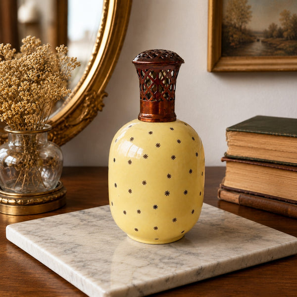 Lampe Berger ancienne Saint-Méen en céramique jaune à décor doré – Monture en laiton ajouré – Circa 1930/1940