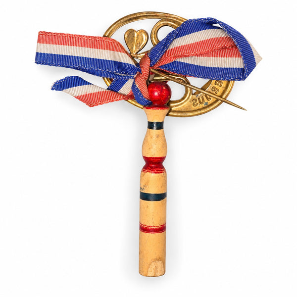 Ancien souvenir de conscrit - insigne de la Quille « DERNIER JUS » à épingle, trèfle à 4 feuilles et ruban tricolore