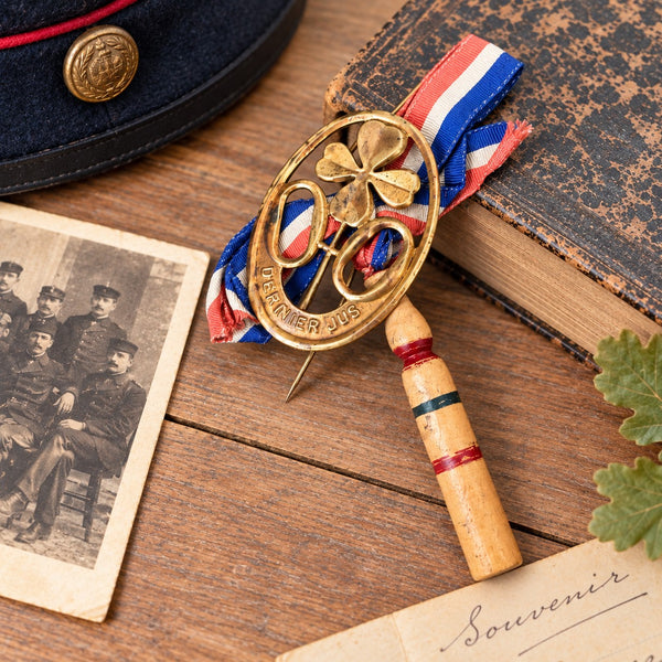 Ancien souvenir de conscrit - insigne de la Quille « DERNIER JUS » à épingle, trèfle à 4 feuilles et ruban tricolore