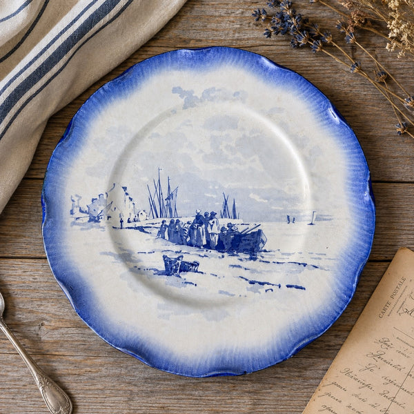 Assiette plate ancienne en faïence de Sarreguemines modèle Marines (1890-1918)