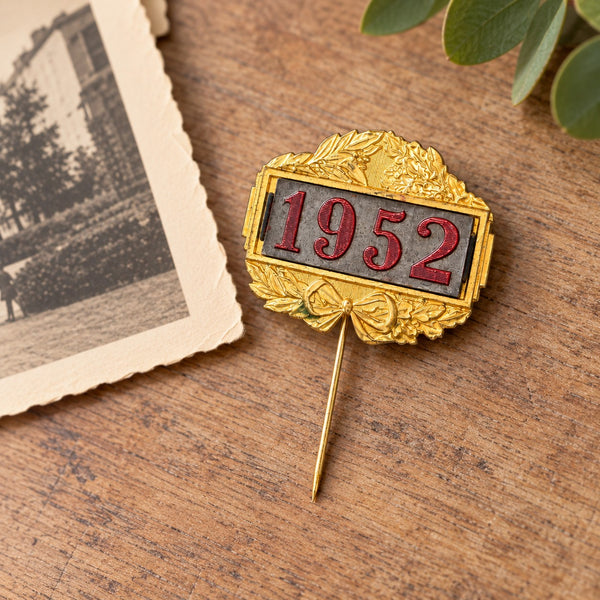 Ancien souvenir de conscrit « 1952 » – insigne, épinglette en métal doré à décor de laurier et ruban
