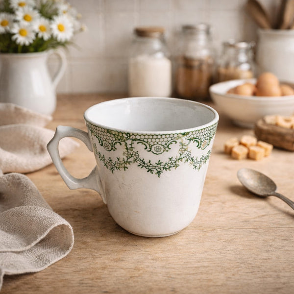 Tasse ancienne en faïence Saint-Amand – décor vert