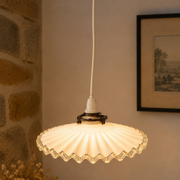 Suspension ancienne en verre opalin plissé à bord ondulé – diamètre env. 25 cm