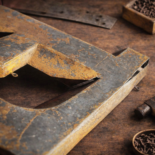 Ancienne lettre "E" en zinc – Enseigne de magasin début XXe siècle – 25,5 cm