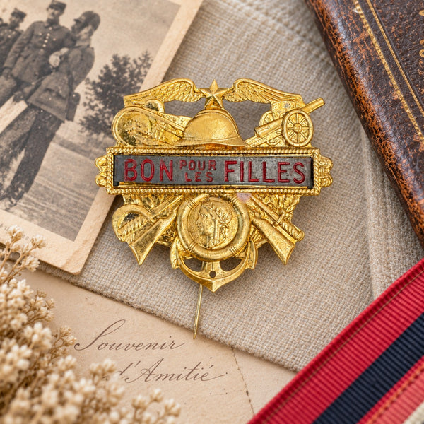 Ancien souvenir de conscrit « BON POUR LES FILLES » – Épinglette militaire française