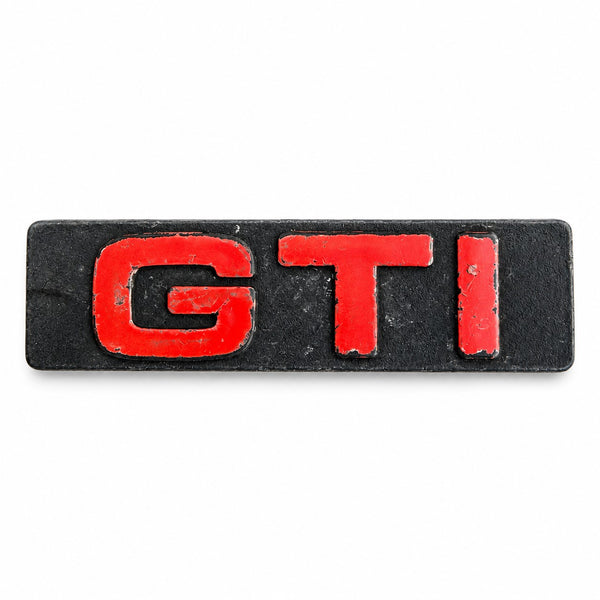 Emblème et monogramme GTI vintage rouge et noir en plastique – 89 x 24 mm