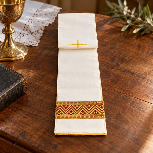 Ancien manipule liturgique en tissu de soie ivoire, rouge et or brodé