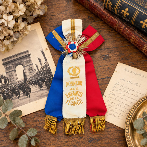 Ancienne cocarde de conscrit « Honneur aux enfants de la France », vers 1940-1950