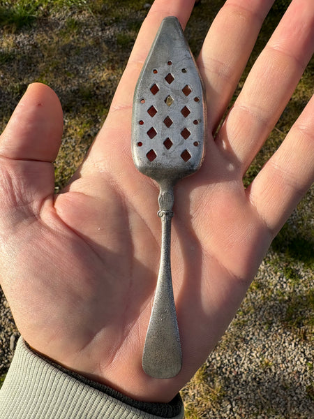 Cuillère à absinthe ancienne de bistrot en métal ajouré