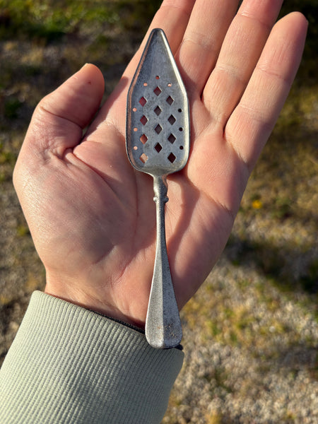 Cuillère à absinthe ancienne de bistrot en métal ajouré
