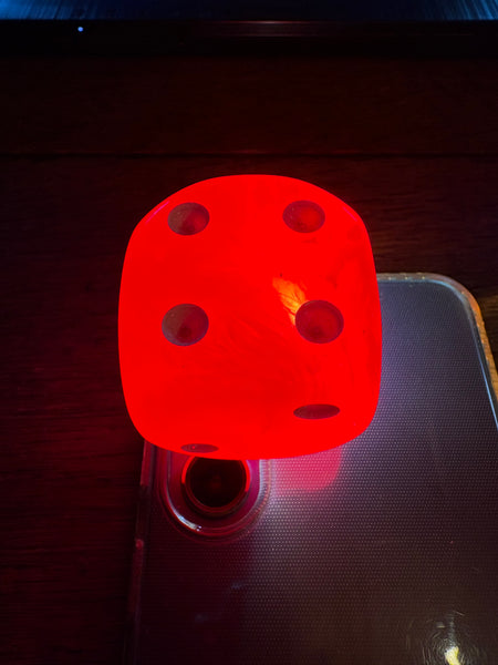 Gros dé à jouer ancien / vintage / 3.8 cm en bakélite coloris rouge ambre