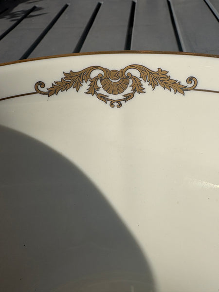 Saladier en porcelaine de Limoges L. Bernardaud & Cie – Modèle Coquille – Ø 24,4 cm