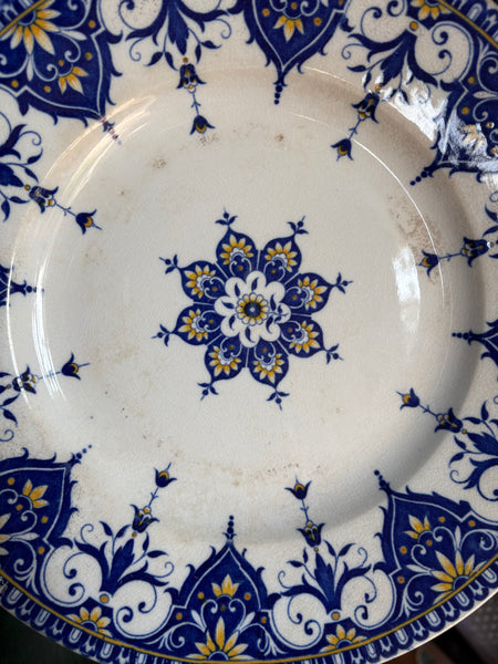 Ancienne assiette plate en faïence de U & C Sarreguemines modèle Cluny