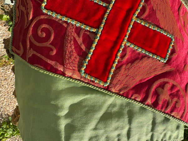 Ancien manipule liturgique / tissu de soie damassé bordeaux & vert / religion